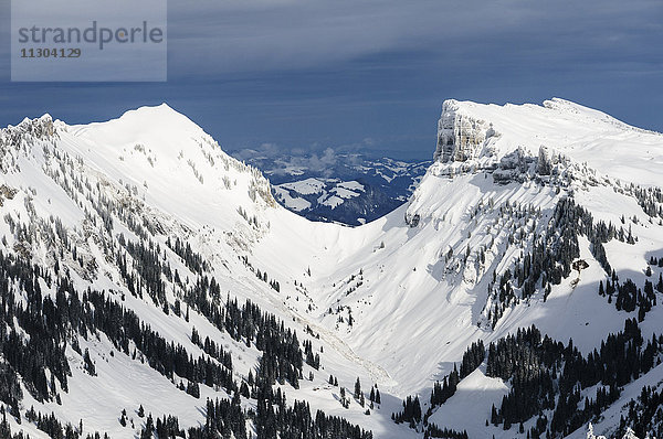 Das Justistal und der Sattel mit dem Namen Sichle (Sichel) ganz hinten im Tal. Links des Sattels der Berg Burst  rechts die Sieben Hengste. Blick vom Niederhorn in der Nähe des Dorfes Beatenberg im Berner Oberland  Schweiz.