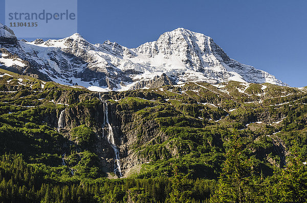 Das Breithorn (oder Lauterbrunner Breithorn) und die Wasserfälle des Flusses Schmadribach im Lauterbrunnental  Berner Oberland  Schweiz.