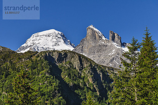Der Berg Tschingelhorn im Lauterbrunnental  Berner Oberland  Schweiz. Rechts davon Wätterhoren und Chanzel.