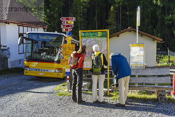 Im kleinen Dorf S-charl mit Postauto und Wanderern  Unterengadin  Schweiz.
