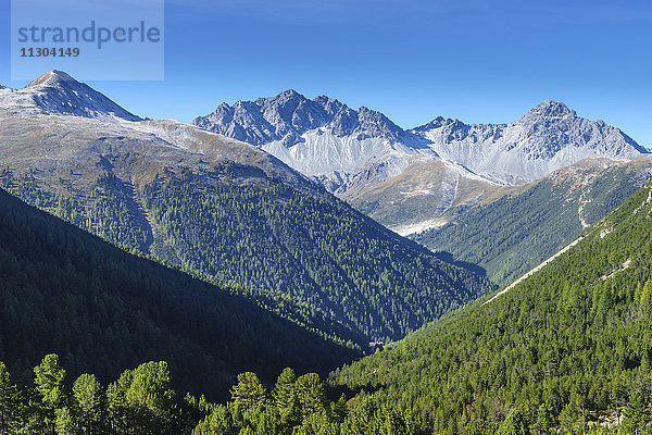 Blick vom Val Sesvenna hinunter zum Val S-charl und zum Val Tavrü auf der gegenüberliegenden Seite  Unterengadin  Schweiz. Die Berge (von links nach rechts): Mot dal Gajer  Piz Tavrü  Piz Nüglia  Piz Foraz.