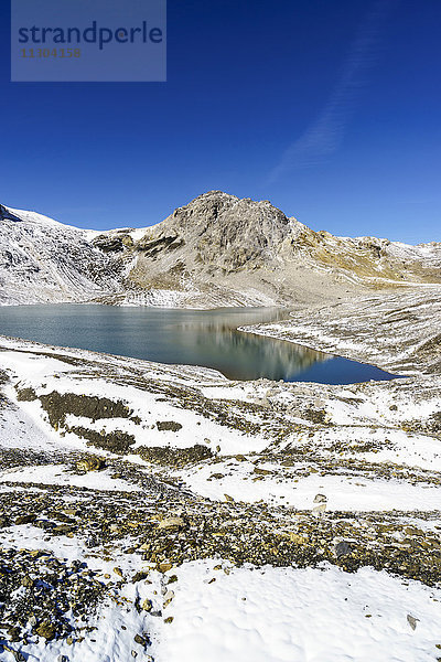 Der Bergsee Lajet da Lischana in der Nähe des Tals Val S-charl  Unterengadin  Schweiz. Im Hintergrund der Berg Piz da l'Aua.