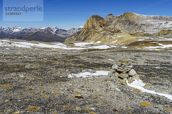 Steinhaufen auf dem Pass Fuorcla da Rims im Gebiet Lischana  Unterengadin  Schweiz. Blick auf die Silvretta-Alpen.