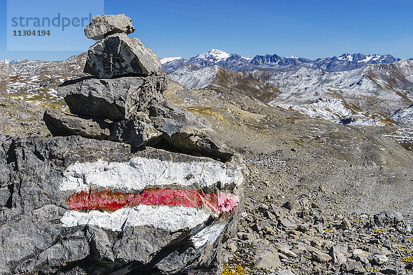Wegweiser und Steinmännchen auf dem Pass Fuorcla da Rims in der Region Lischana  Unterengadin  Schweiz.