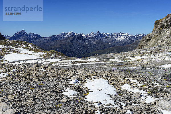 Auf dem Pass Fuorcla da Rims in der Region Lischana  Unterengadin  Schweiz. Blick auf die Silvretta-Alpen.