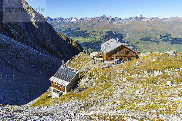 Die Lischana-Hütte SAC (Schweizer Alpen-Club) oberhalb von Scuol im Unterengadin  Schweiz. Blick auf die Silvretta-Alpen.