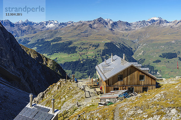 Die Lischana-Hütte SAC (Schweizer Alpen-Club) oberhalb von Scuol im Unterengadin  Schweiz. Blick auf die Silvretta-Alpen.