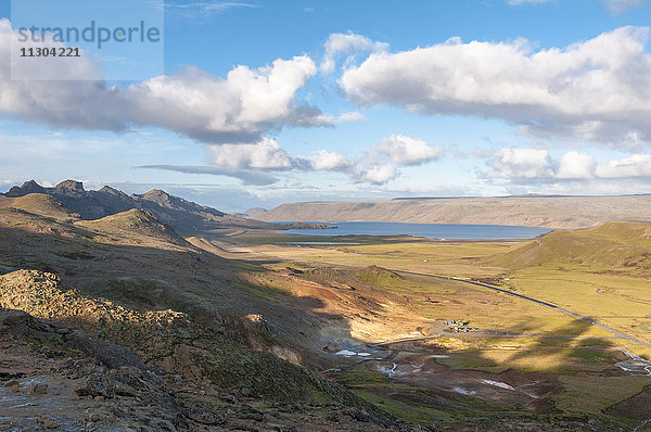 Heiße Quellen und Schlammtöpfe bei Krysuvik  Seltun  Halbinsel Reykjanes  Südwestisland. Der See Kleifarvatn im Hintergrund.