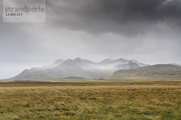 Stürmisches Wetter über dem Berg Hafursfell auf der Halbinsel Snaefellsnes im Westen Islands.