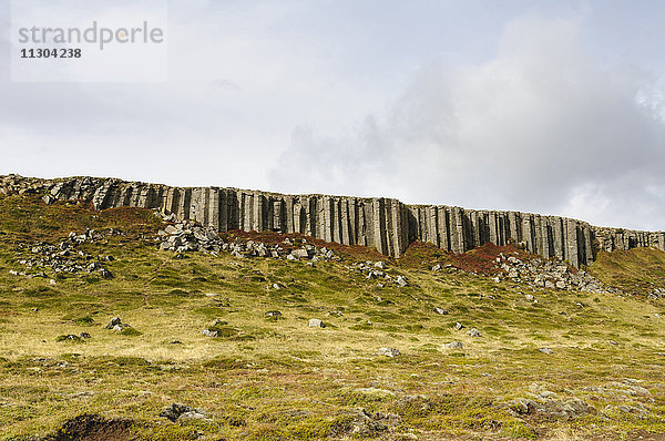 Die Basaltsäulen von Gerduberg im Tal Hnappadalur auf der Halbinsel Snaefellsnes im Westen Islands.