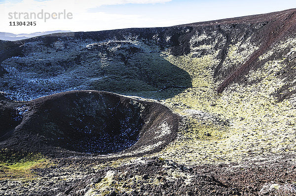 Blick in den Krater des Vulkans Grabrok in der Nähe des Dorfes Bifröst in Westisland.