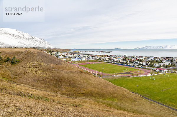 Die Kleinstadt Saudarkrokur mit Sportanlage am Fjord Skagafjördur im Norden Islands.