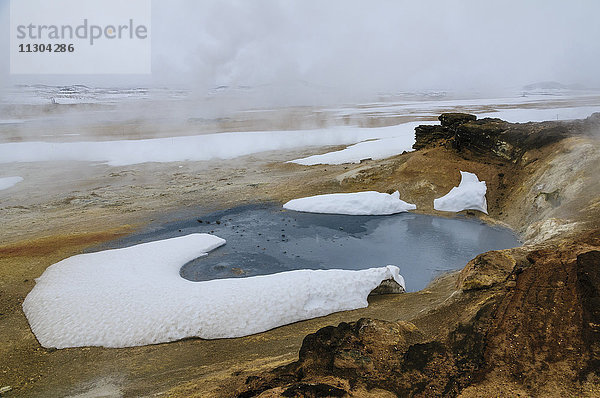 Heiße Quellen und Schlammtöpfe von Hverarönd in der Nähe von Myvatn im Norden Islands.
