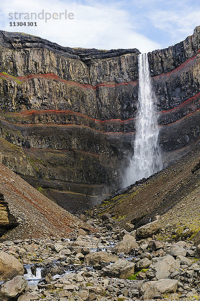 Wasserfall Hengifoss im Tal Fljotsdalur in der Nähe von Egilsstadir im Osten Islands.