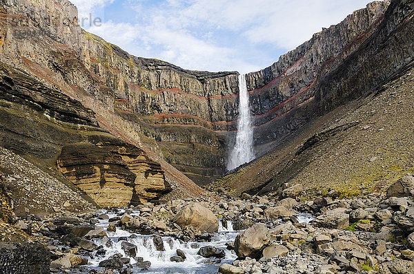 Wasserfall Hengifoss im Tal Fljotsdalur in der Nähe von Egilsstadir im Osten Islands.