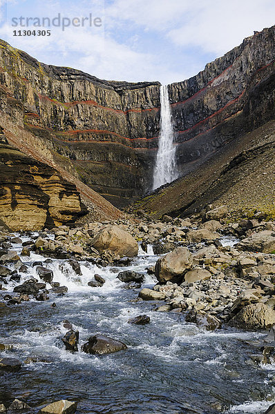 Wasserfall Hengifoss im Tal Fljotsdalur bei Egilsstadir im Osten Islands.