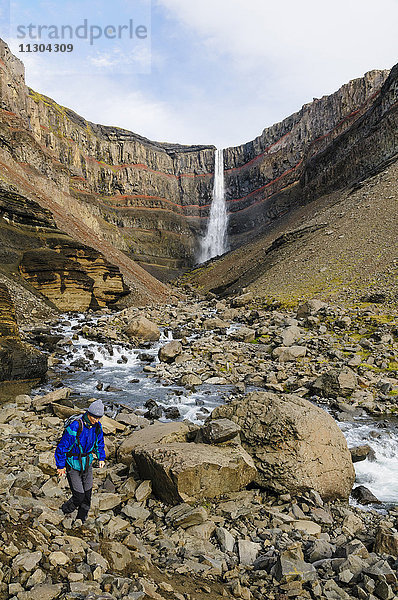 Wasserfall Hengifoss im Tal Fljotsdalur bei Egilsstadir im Osten Islands.