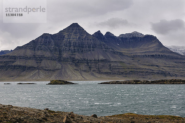 Der pyramidenförmige Berg Bulandstindur im Fjord Berufjördur im Osten Islands.