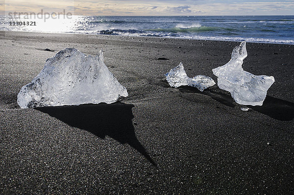 Eisblöcke an der Südküste Islands  in der Nähe des Gletschersees Jökulsarlon.