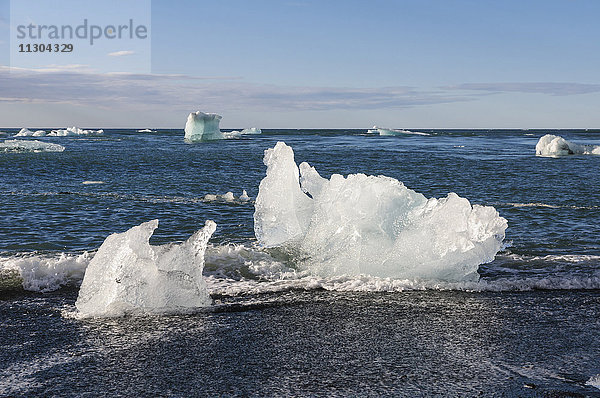 Eisblöcke an der Südküste Islands  in der Nähe des Gletschersees Jökulsarlon.