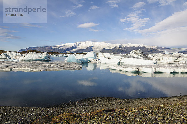 Gletschersee Jökulsarlon mit Eisbergen im Süden Islands.