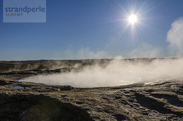 Heiße Quellen in der Nähe des Geysirs Strokkur in Island.