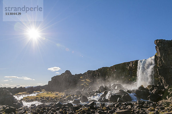Almannagja-Schlucht im Pingvellir-Nationalpark mit Öxararfoss-Wasserfall  Südwestisland.