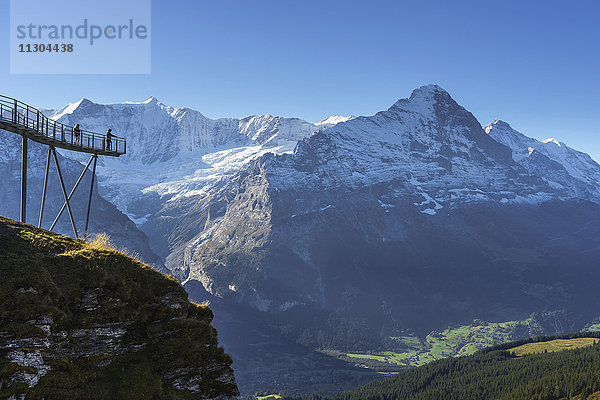 Gipfelweg und Aussichtsplattform mit dem Namen First Cliff Walk auf dem Gipfel des First oberhalb von Grindelwald  Berner Oberland  Schweiz. Oberhalb der Plattform die Berge Kleines Fiescherhorn (links) und Grosses Fiescherhorn und rechts Eiger und Jungfrau.
