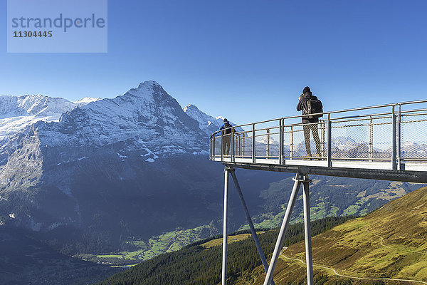 Gipfelweg und Aussichtsplattform mit dem Namen First Cliff Walk auf dem Gipfel des First oberhalb von Grindelwald  Berner Oberland  Schweiz. Blick auf die Berge Eiger und Jungfrau.