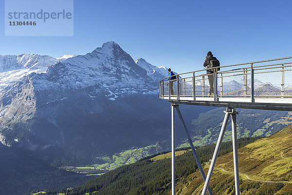 Gipfelweg und Aussichtsplattform mit dem Namen First Cliff Walk auf dem Gipfel des First oberhalb von Grindelwald  Berner Oberland  Schweiz. Blick auf die Berge Eiger und Jungfrau.