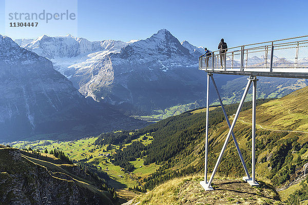 Gipfelweg und Aussichtsplattform mit dem Namen First Cliff Walk auf dem Gipfel des First oberhalb von Grindelwald  Berner Oberland  Schweiz. Die Berge (von links nach rechts): Kleines Fiescherhorn  Grosses Fiescherhorn  Eiger  Jungfrau.