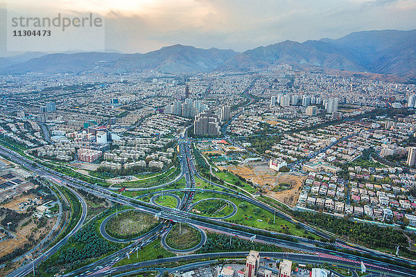 Iran  Teheran Stadt  Teheran Stadt vom Milad Tower  Modarres Schnellstraße