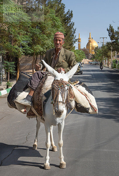 Iran  Aran-Stadt  bei Kochan  Mann auf Esel