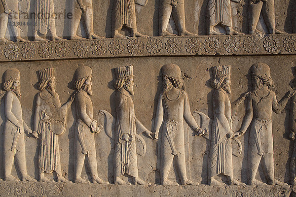 Iran  Persepolis-Stadt  Ruinen von Persepolis  Relief am Apadana-Palast