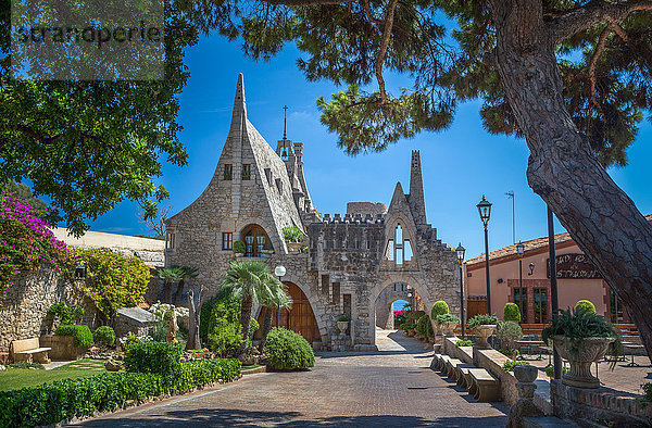Spanien  Katalonien  Stadt Garraf  Weinkeller Guell (Gaudi)