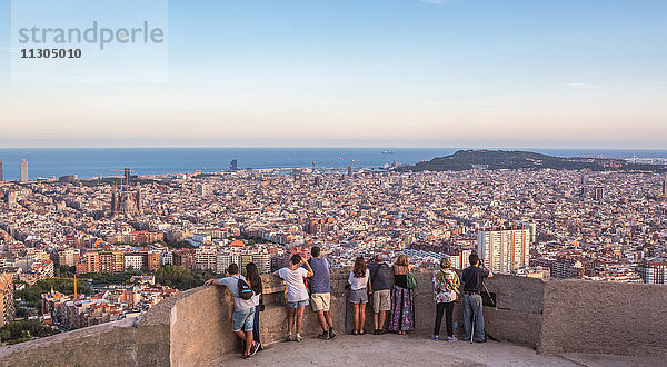 Spanien  Katalonien  Barcelona Stadt  Sonnenuntergangspanorama