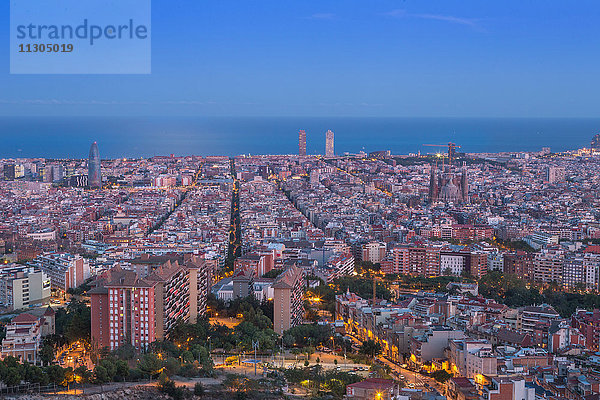 Spanien  Katalonien  Barcelona Stadt  Sonnenuntergangspanorama