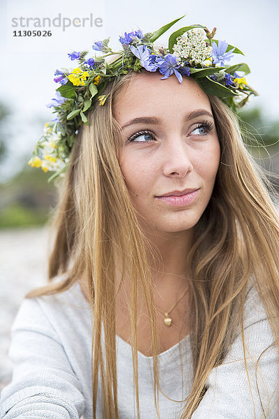 Junge Frau mit Blumenkranz