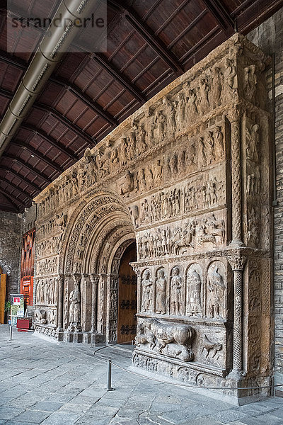 Spanien  Katalonien  Provinz Girona  Stadt Ripoll  Kloster Santa Maria de Ripoll 7. Jahrhundert  Katalanischer romanischer Säulengang