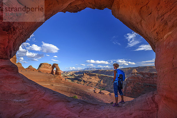 USA  Südwesten  Colorado Plateau  Utah  Arches  Nationalpark  Zarter Bogen  Bogen  roter Fels  Frau  Wanderer  Wanderung  Outdoor  Abenteuer  Symbol  Reise