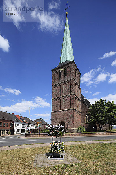Pfarrkirche St. Georg in Geldern  Kapellen  Niederrhein  Nordrhein-Westfalen
