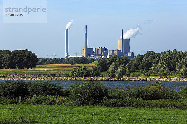 Rheinkulisse und Kohlekraftwerk Voerde  Niederrhein  Nordrhein-Westfalen