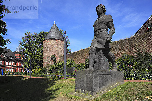 Kriegerdenkmal und Stadtmauer in Viersen-Dülken  Nordrhein-Westfalen