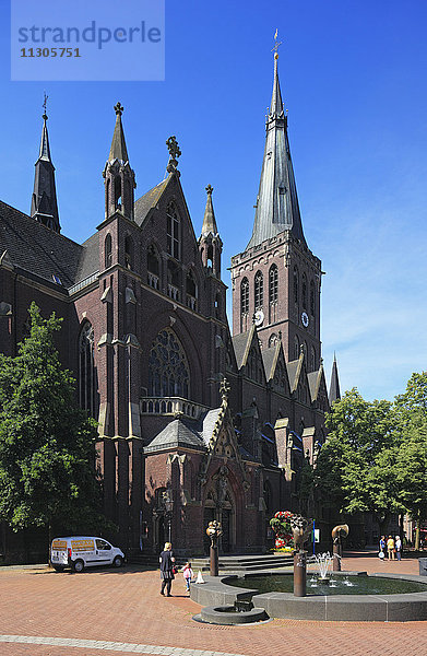 Alter Markt und Kirche St. Cornelius in Viersen-Dülken  Nordrhein-Westfalen