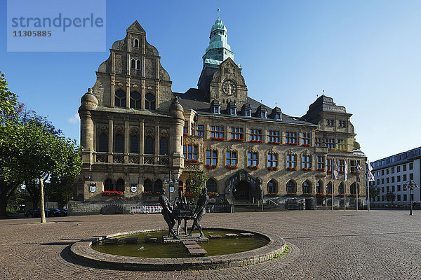 Rathaus mit Brunnen in Recklinghausen  Ruhrgebiet  Nordrhein-Westfalen