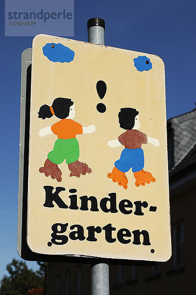 Schild für Autofahrer in der Nähe eines Kindergartens