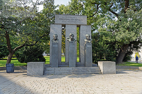 Denkmal der Republik  11/12/1918  Jakob Reumann  Victor Adler  Ferdinand Hanusch