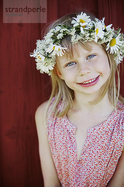 Porträt eines Mädchens mit Blumenkranz