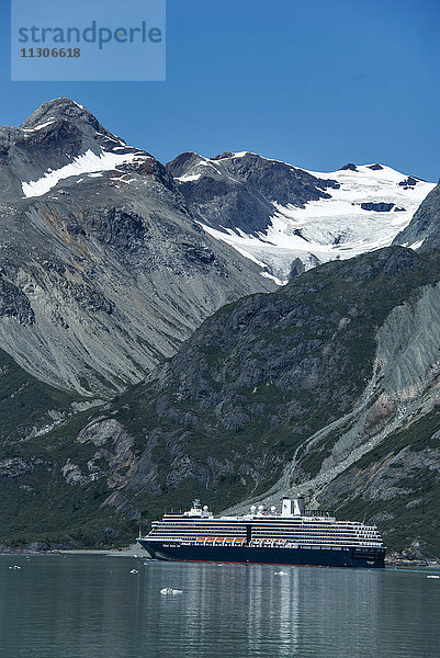Kreuzfahrtschiff  Glacier Bay National Park  Alaska