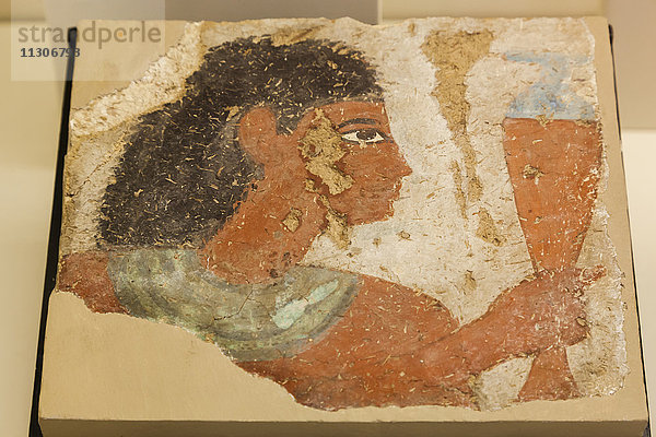 England  West Midlands  Birmingham  Birmingham Museum and Art Gallery  Ägyptische Wandmalerei aus dem Jahr 1500-1300 v. Chr. mit der Darstellung eines Mannes  der einen Krug hält
